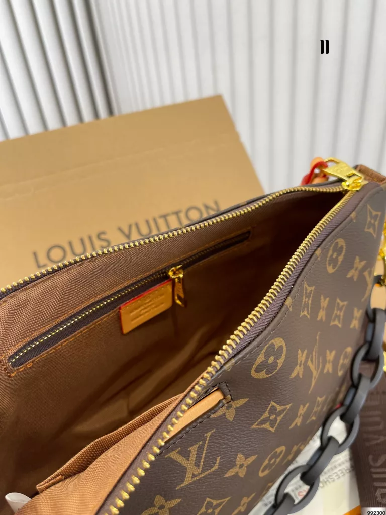 LV Retro crossbody bag<br>The design has a retro value<br>Good-looking and versatile casual and elegant<br>Simply beautiful<br>Size: 24 18