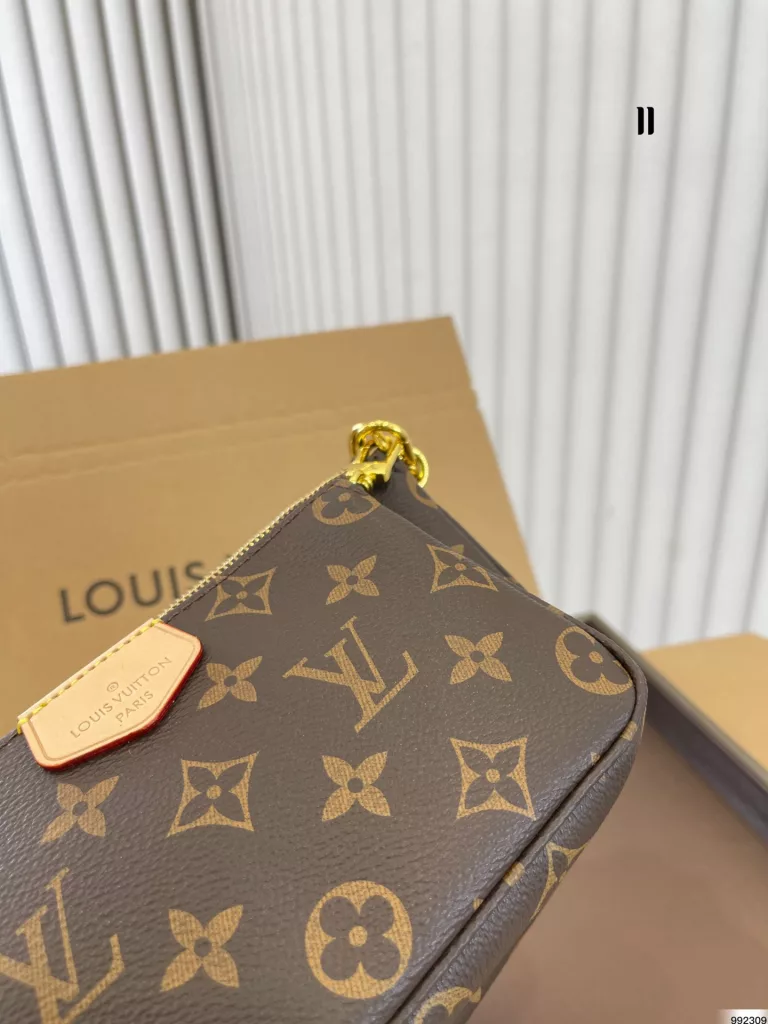 Lv 老花三合一<br>This year this mahjong bag is so awesome<br>Had to push cool it!<br>Completely several bags into a whole package!<br>Not only practical, but also high value!<br>Size:22 12