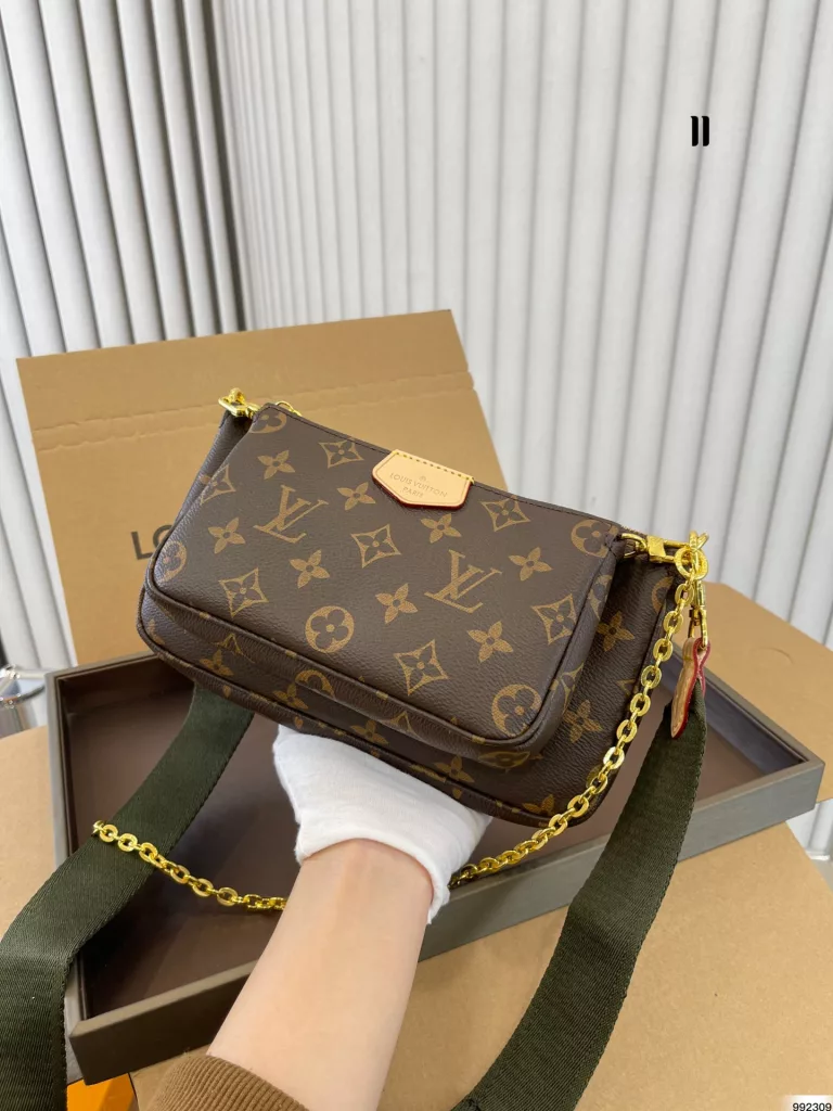 Lv 老花三合一<br>This year this mahjong bag is so awesome<br>Had to push cool it!<br>Completely several bags into a whole package!<br>Not only practical, but also high value!<br>Size:22 12