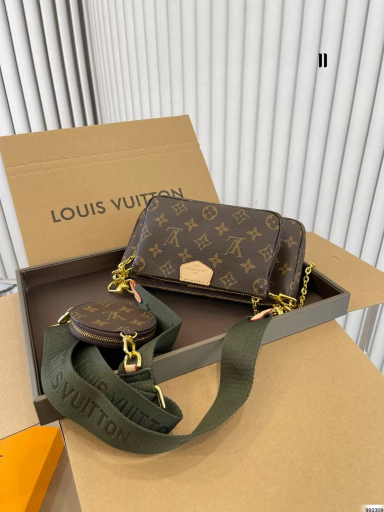 Lv 老花三合一<br>This year this mahjong bag is so awesome<br>Had to push cool it!<br>Completely several bags into a whole package!<br>Not only practical, but also high value!<br>Size:22 12