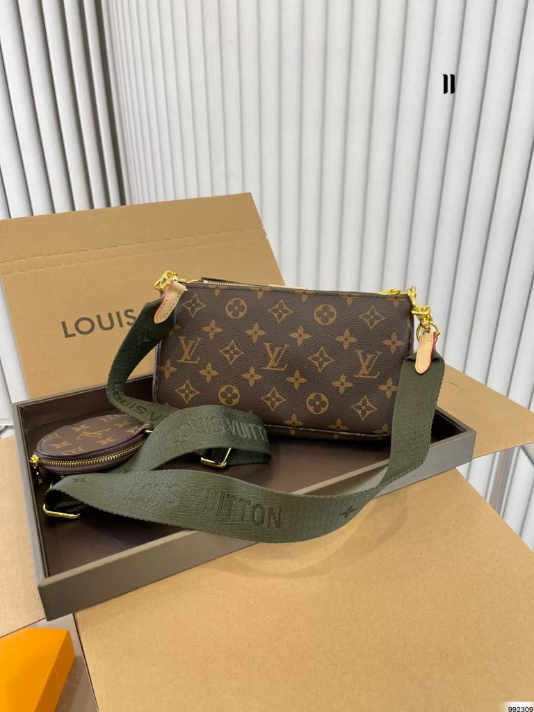 Lv 老花三合一<br>This year this mahjong bag is so awesome<br>Had to push cool it!<br>Completely several bags into a whole package!<br>Not only practical, but also high value!<br>Size:22 12