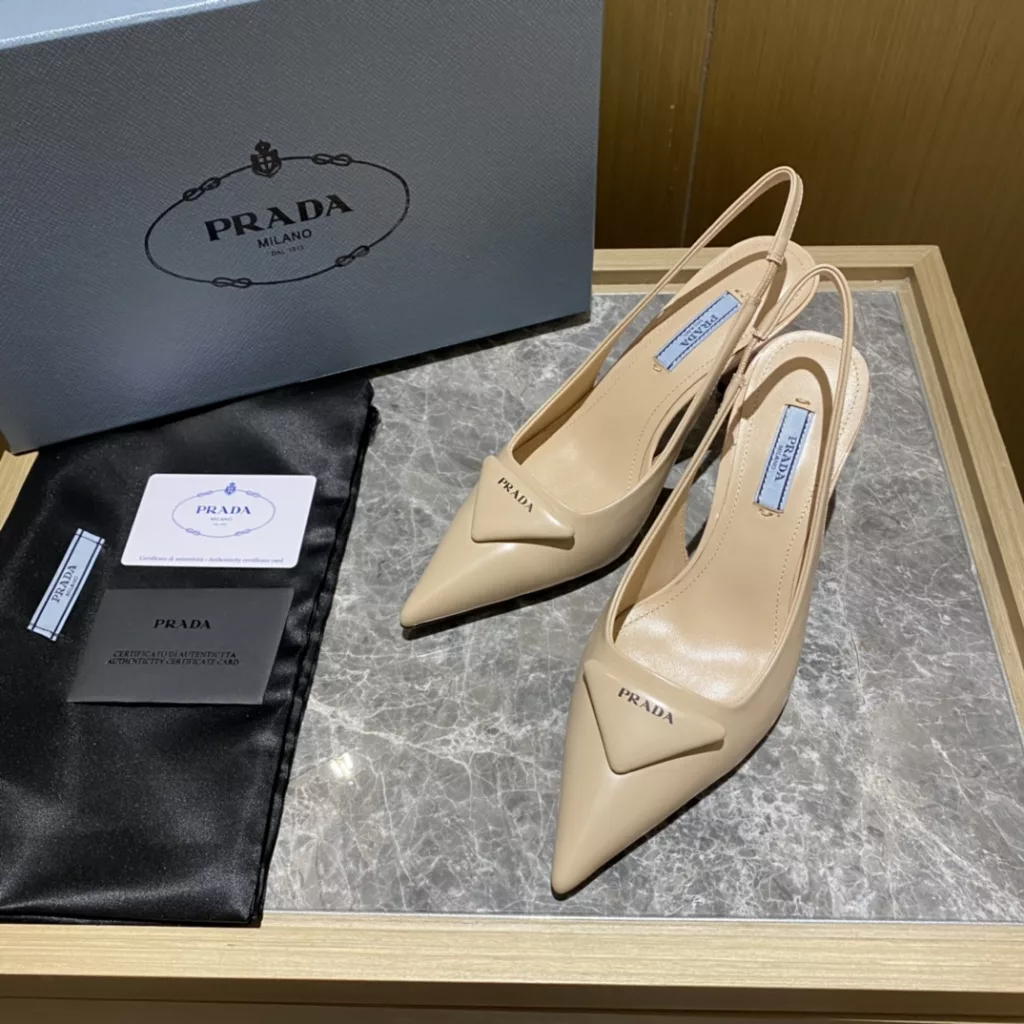 Prada/ Prada 2022ss High-heeled pointy heels<br>Fabric: beaded cowhide with open edge<br>Sheepskin lining, original Italian leather outsole<br>Heel height :7.5cm<br>Size: 35 to 43 (40-42 to order)