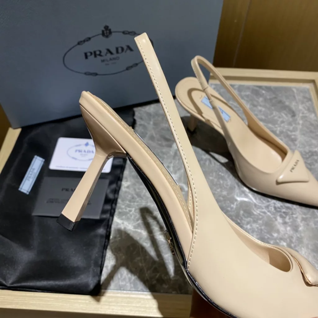 Prada/ Prada 2022ss High-heeled pointy heels<br>Fabric: beaded cowhide with open edge<br>Sheepskin lining, original Italian leather outsole<br>Heel height :7.5cm<br>Size: 35 to 43 (40-42 to order)