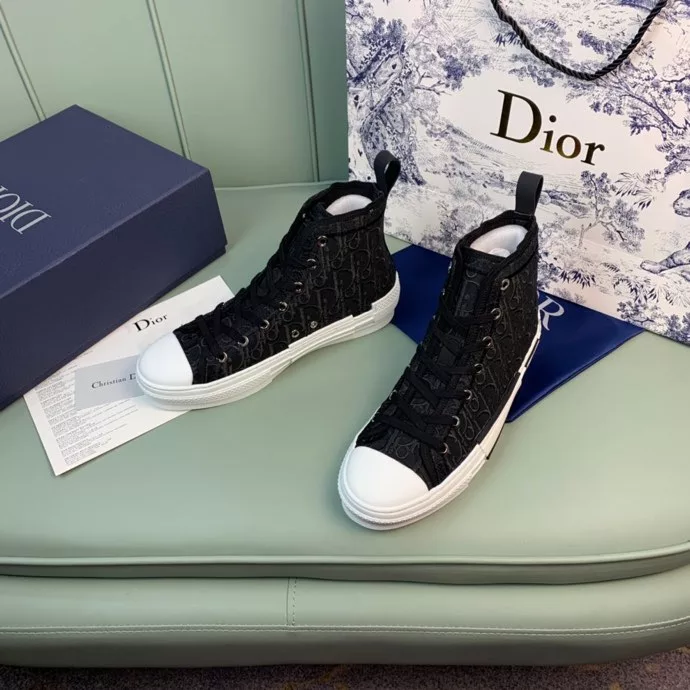 DIOR ✖️KAWS heavyweight joint early spring new 🎱 new trendy hundred match destined to detonate the mainstream of super single product!<br>🔝 Upper: exclusive custom original frosted pearl flash PVC translucent film spliced with Dior brand-specific logo fabric<br>🔝Oversole: exclusive private mold and the original version of the same TPU rubber combination outsole<br>🔝 lining: the original cushion foot. Configuration counter packaging, outsole all the original car solid line. SlZE: 35-44