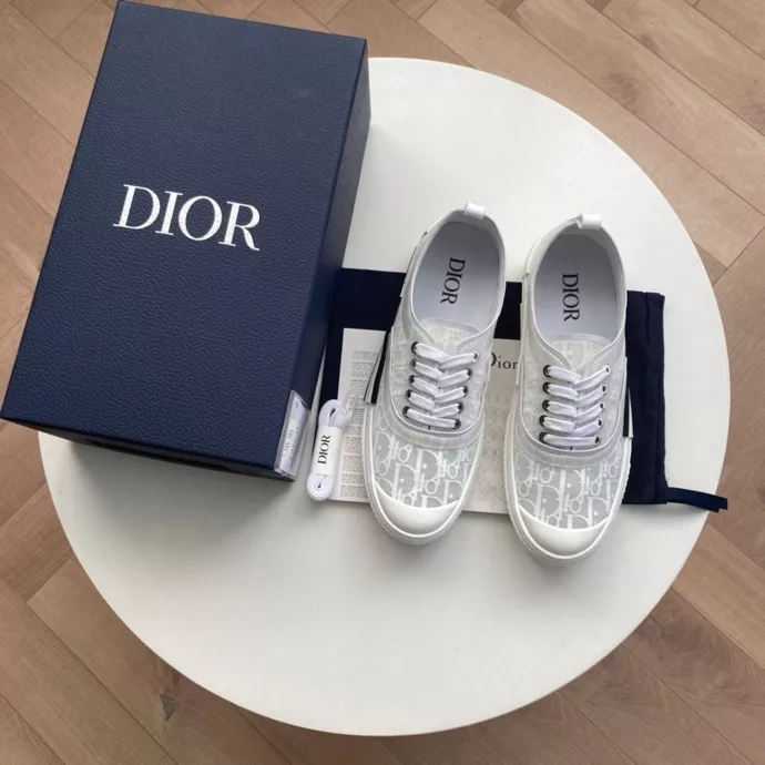 The new Dior 🆕 B23 shoe ✅ is a new interpretation of a classic collection! Crafted from Oblique printed mesh fabric, it uses translucent stitching to enhance the style and showcase a distinctive fashion taste. Two elastic stitching at the toe, stretchable and comfortable fit, and the outsole is decorated with the iconic Di ~ patchwork. Fashionable and versatile, can be worn with casual clothing.<br>Color: black, white, gray sole<br>Yardage: 35-44