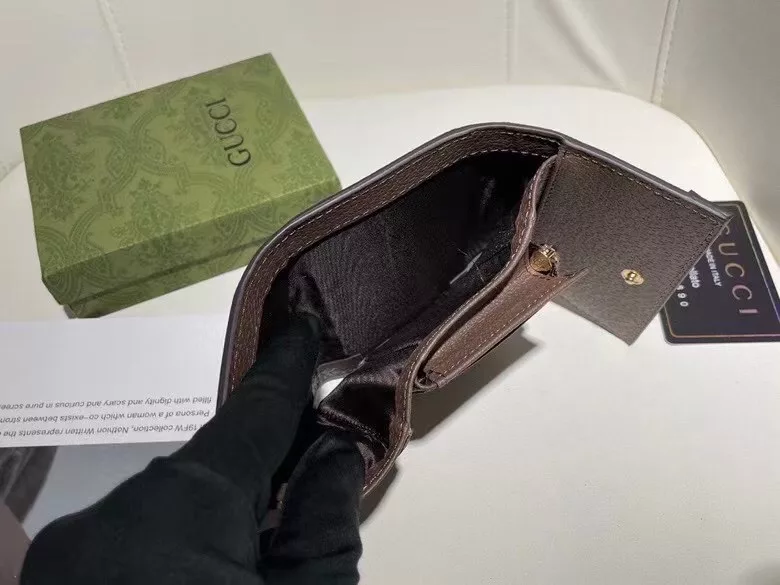 🎀GUCCl 8746🎀Color Brown🎀Size: 11<em>9</em>3<br>🎀Gucci counter latest models shipped! The use of the inside and outside of the first layer of calfskin, exquisite workmanship, super card space, ultra-thin models designed to carry easy!