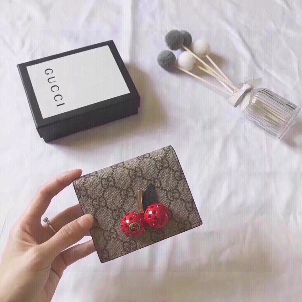 🎀🎀 color red 🎀 size 11x9 🎀 GUCCl counter synchronized models! Gucci Garden souvenirs ~ [Sun] 'Cherry' series new! 🍒🍒 A three-dimensional cherry accessories, inlaid crystal stands GG logo 🍒🍒 using imported PVC with top original leather 🍒🍒🍒🍒🍒, sweet and fashionable source, the girl's heart bursting, sprouting! !