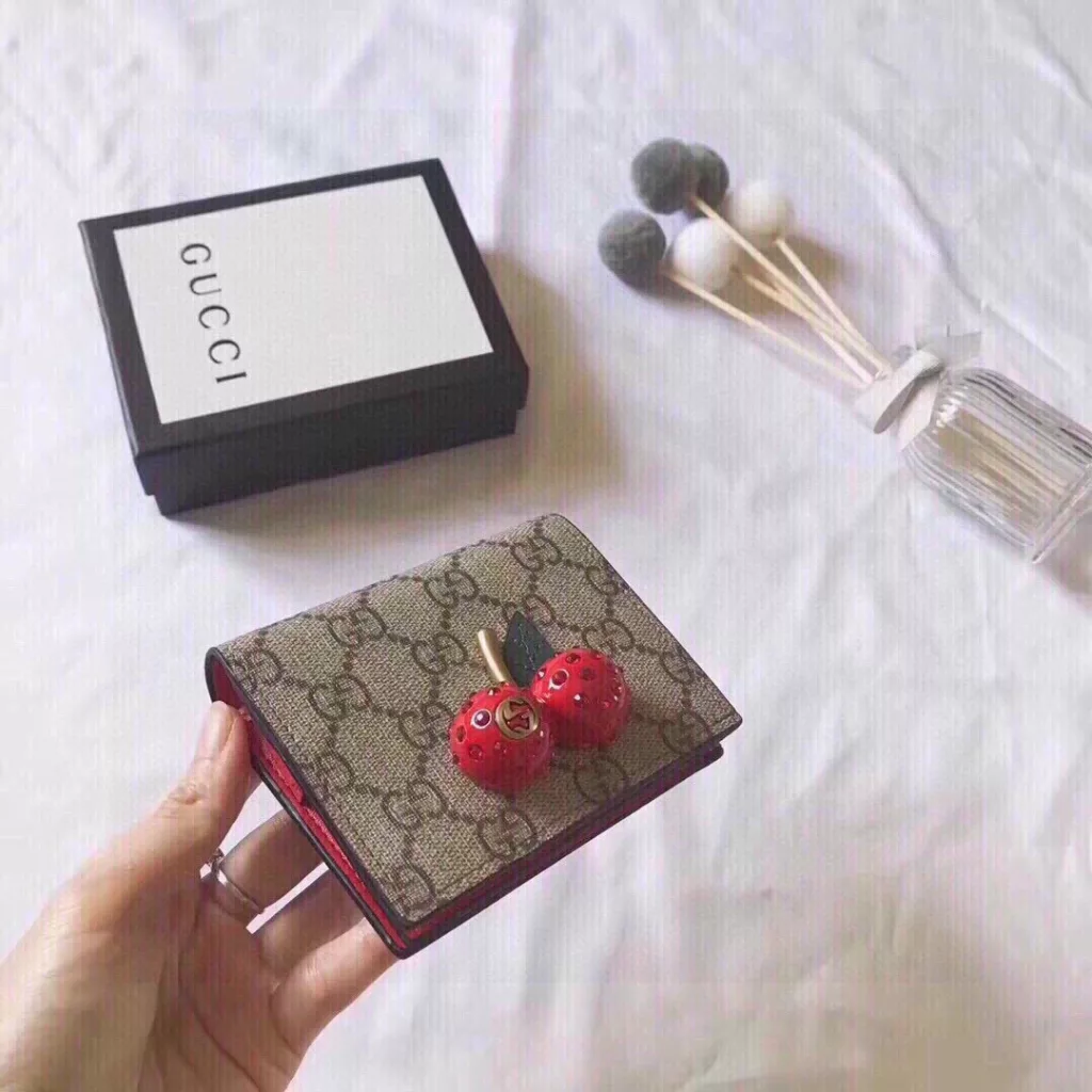 🎀🎀 color red 🎀 size 11x9 🎀 GUCCl counter synchronized models! Gucci Garden souvenirs ~ [Sun] 'Cherry' series new! 🍒🍒 A three-dimensional cherry accessories, inlaid crystal stands GG logo 🍒🍒 using imported PVC with top original leather 🍒🍒🍒🍒🍒, sweet and fashionable source, the girl's heart bursting, sprouting! !