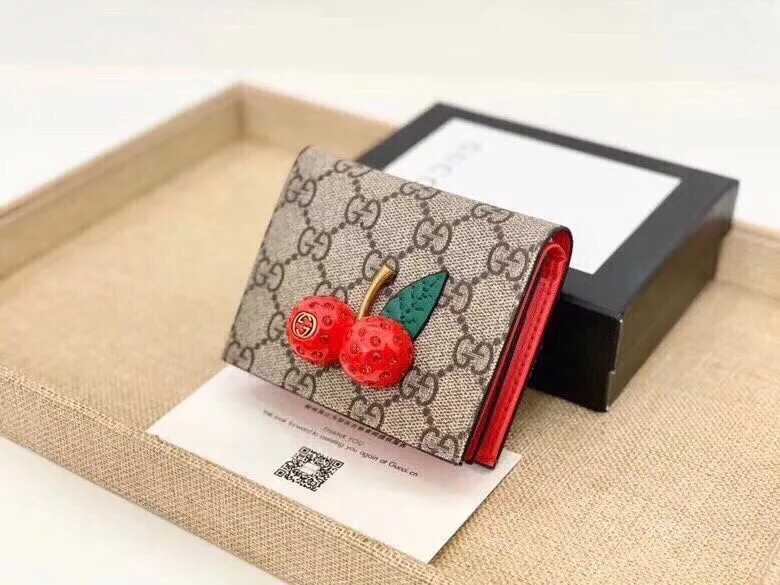 🎀🎀 color red 🎀 size 11x9 🎀 GUCCl counter synchronized models! Gucci Garden souvenirs ~ [Sun] 'Cherry' series new! 🍒🍒 A three-dimensional cherry accessories, inlaid crystal stands GG logo 🍒🍒 using imported PVC with top original leather 🍒🍒🍒🍒🍒, sweet and fashionable source, the girl's heart bursting, sprouting! !