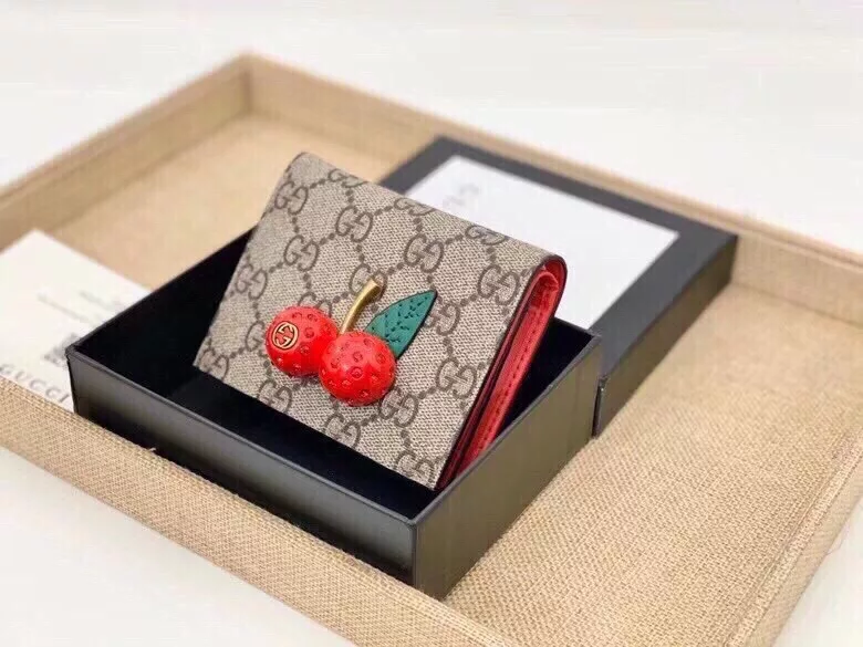 🎀🎀 color red 🎀 size 11x9 🎀 GUCCl counter synchronized models! Gucci Garden souvenirs ~ [Sun] 'Cherry' series new! 🍒🍒 A three-dimensional cherry accessories, inlaid crystal stands GG logo 🍒🍒 using imported PVC with top original leather 🍒🍒🍒🍒🍒, sweet and fashionable source, the girl's heart bursting, sprouting! !