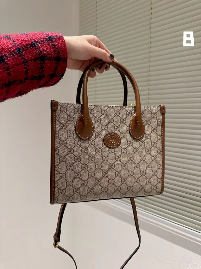 Gucci old flower shopping bag.<br>GG 23ss old flower shopping bag has always been the requirements of large bags is to light Neverfull those too popular too street models the first time I saw the retro style shopping bags<br>is a real niche<br>Size: 25cm with folding gift box