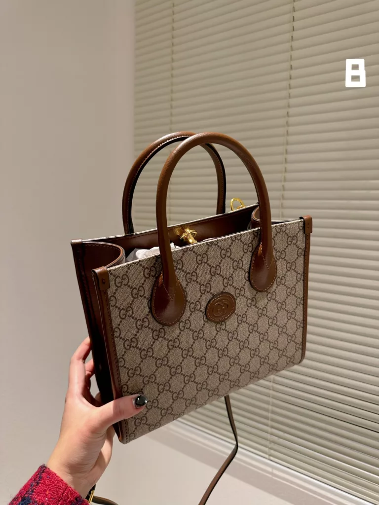 Gucci old flower shopping bag.<br>GG 23ss old flower shopping bag has always been the requirements of large bags is to light Neverfull those too popular too street models the first time I saw the retro style shopping bags<br>is a real niche<br>Size: 25cm with folding gift box