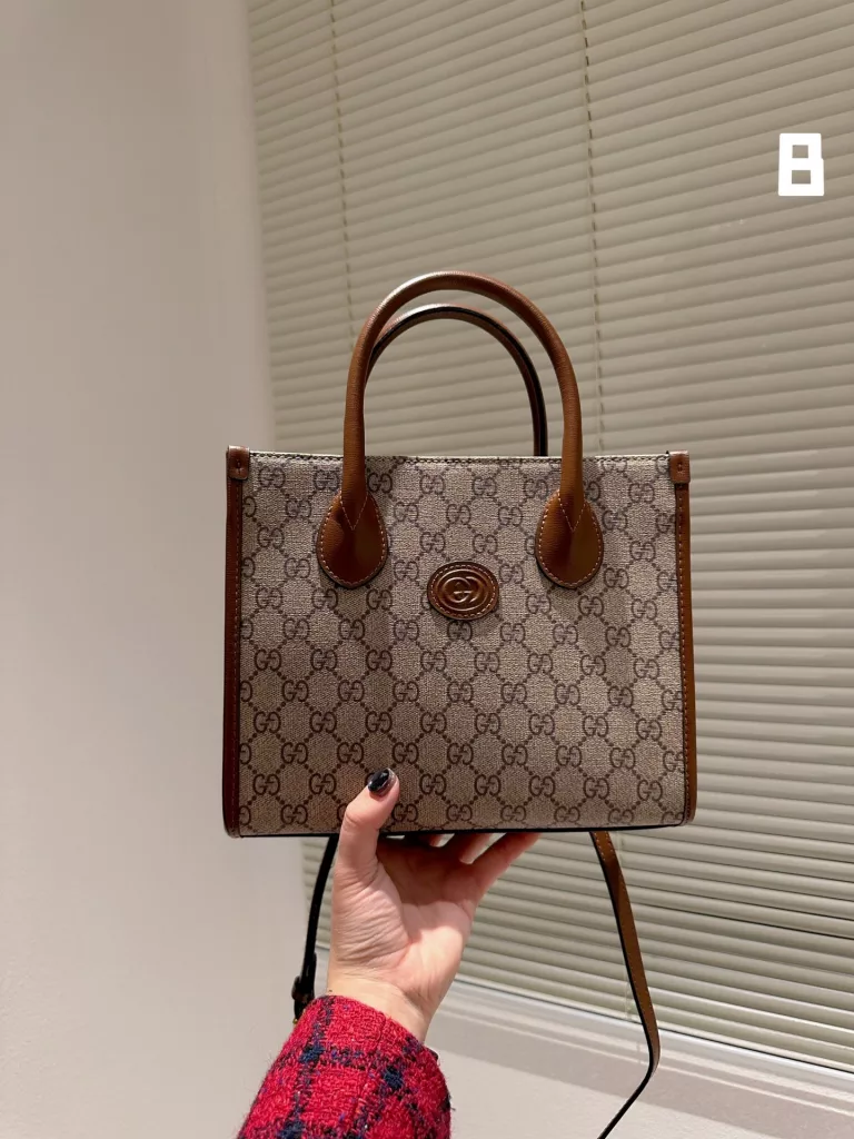 Gucci old flower shopping bag.<br>GG 23ss old flower shopping bag has always been the requirements of large bags is to light Neverfull those too popular too street models the first time I saw the retro style shopping bags<br>is a real niche<br>Size: 25cm with folding gift box