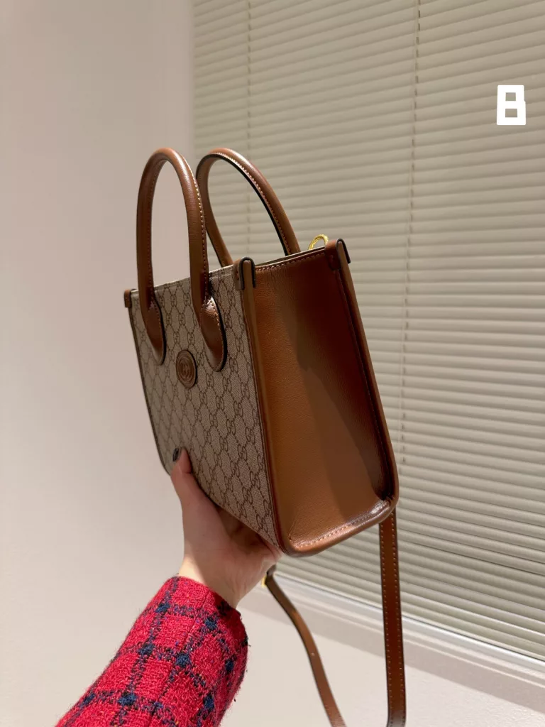 Gucci old flower shopping bag.<br>GG 23ss old flower shopping bag has always been the requirements of large bags is to light Neverfull those too popular too street models the first time I saw the retro style shopping bags<br>is a real niche<br>Size: 25cm with folding gift box