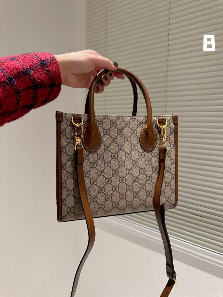 Gucci old flower shopping bag.<br>GG 23ss old flower shopping bag has always been the requirements of large bags is to light Neverfull those too popular too street models the first time I saw the retro style shopping bags<br>is a real niche<br>Size: 25cm with folding gift box