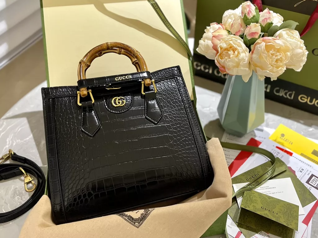 size: 27*23cm (large)<br>Gucci Diana Bamboo Handbag<br>New color combination Advanced crocodile print<br>Hurry up and cover your wallet!<br>Square silhouette! Simple and versatile!<br>Bamboo knot with buckle! Classic and personalized!<br>With two shoulder straps