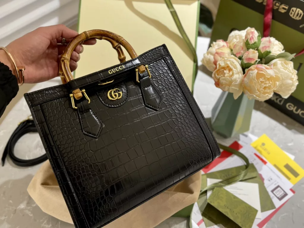 size: 27*23cm (large)<br>Gucci Diana Bamboo Handbag<br>New color combination Advanced crocodile print<br>Hurry up and cover your wallet!<br>Square silhouette! Simple and versatile!<br>Bamboo knot with buckle! Classic and personalized!<br>With two shoulder straps