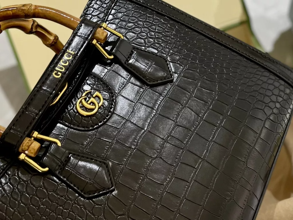 size: 27*23cm (large)<br>Gucci Diana Bamboo Handbag<br>New color combination Advanced crocodile print<br>Hurry up and cover your wallet!<br>Square silhouette! Simple and versatile!<br>Bamboo knot with buckle! Classic and personalized!<br>With two shoulder straps