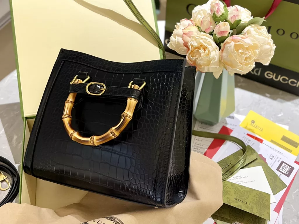 size: 27*23cm (large)<br>Gucci Diana Bamboo Handbag<br>New color combination Advanced crocodile print<br>Hurry up and cover your wallet!<br>Square silhouette! Simple and versatile!<br>Bamboo knot with buckle! Classic and personalized!<br>With two shoulder straps