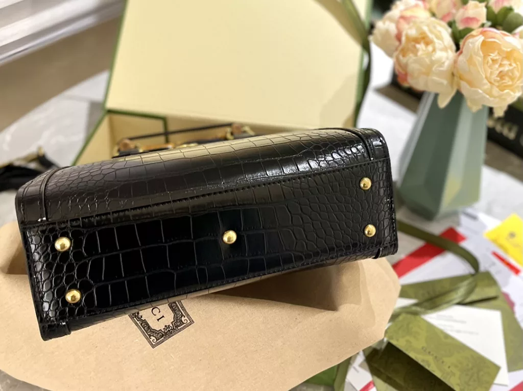 size: 27*23cm (large)<br>Gucci Diana Bamboo Handbag<br>New color combination Advanced crocodile print<br>Hurry up and cover your wallet!<br>Square silhouette! Simple and versatile!<br>Bamboo knot with buckle! Classic and personalized!<br>With two shoulder straps