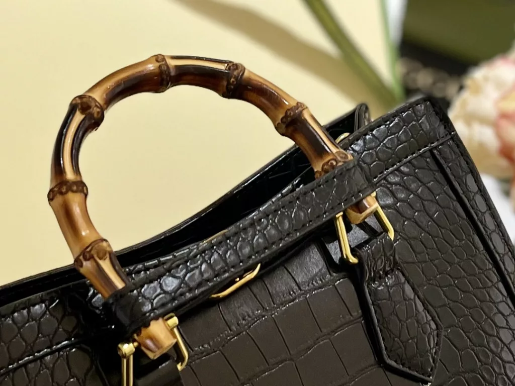 size: 27*23cm (large)<br>Gucci Diana Bamboo Handbag<br>New color combination Advanced crocodile print<br>Hurry up and cover your wallet!<br>Square silhouette! Simple and versatile!<br>Bamboo knot with buckle! Classic and personalized!<br>With two shoulder straps