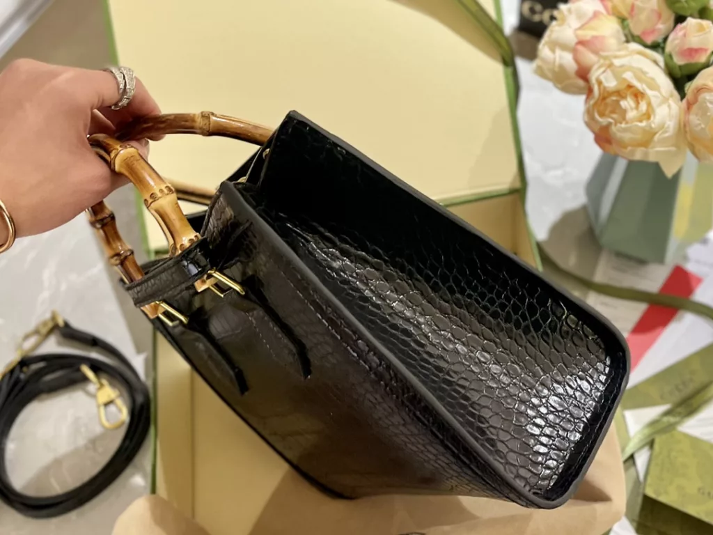 size: 27*23cm (large)<br>Gucci Diana Bamboo Handbag<br>New color combination Advanced crocodile print<br>Hurry up and cover your wallet!<br>Square silhouette! Simple and versatile!<br>Bamboo knot with buckle! Classic and personalized!<br>With two shoulder straps