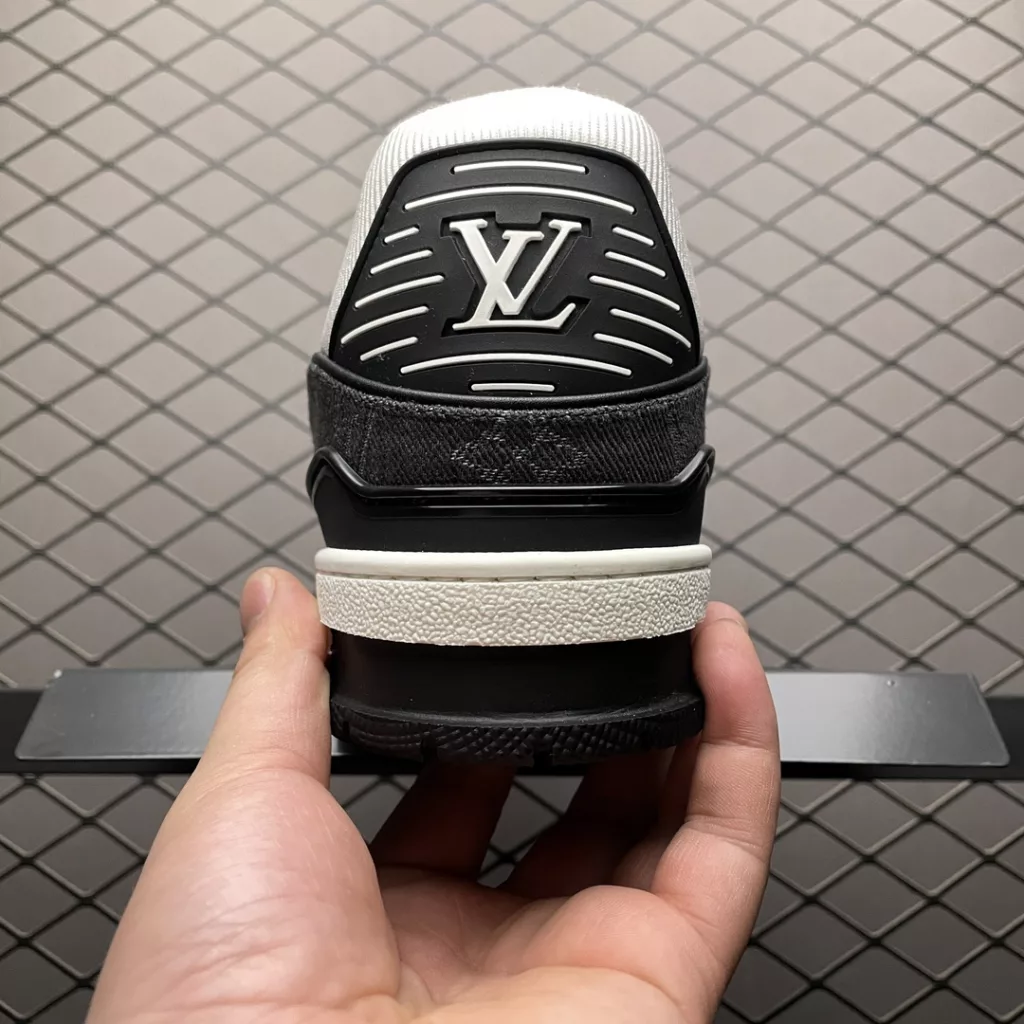 Louis Vuitton LV Trainer low-top casual board shoes new version of the original version purchased after two months of debugging development to build ZP level full set of packaging perfect last type correct card color outsole TPU mold fee 2W + Please note that the distinction between the market currency size: 35 36 37 38 39 40 41 42 43 44 45 46