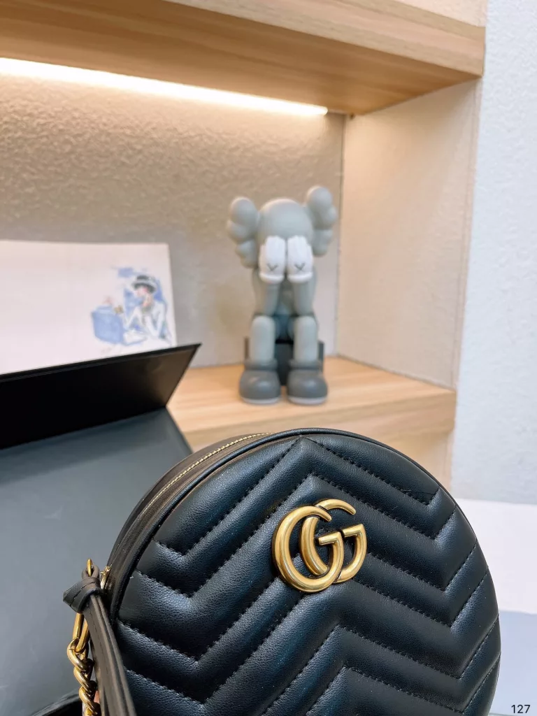 Gucci round cake bag! marmont series small round bag To be honest I really like this bag, simple retro atmosphere, very pleased GUCCI after two years of great popularity, and finally returned to the most genuine design. Such a bag is the most classic, will not go out of fashion, Gucci Gucci round cake bag Size: 18cm