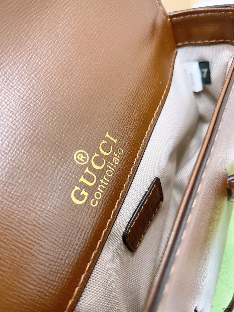 Inspired by archival design, the Gucci Horsebit 1955 collection combines the original details first introduced over sixty years ago with a modern spirit to highlight the<br>Horsebit. As part of Gucci's genetic code, the double ring and crossbar<br>design has been established as one of the most distinctive elements of the brand's logo borrowed from the equestrian world.<br>Fully packaged in a gift box Size 23 13cm