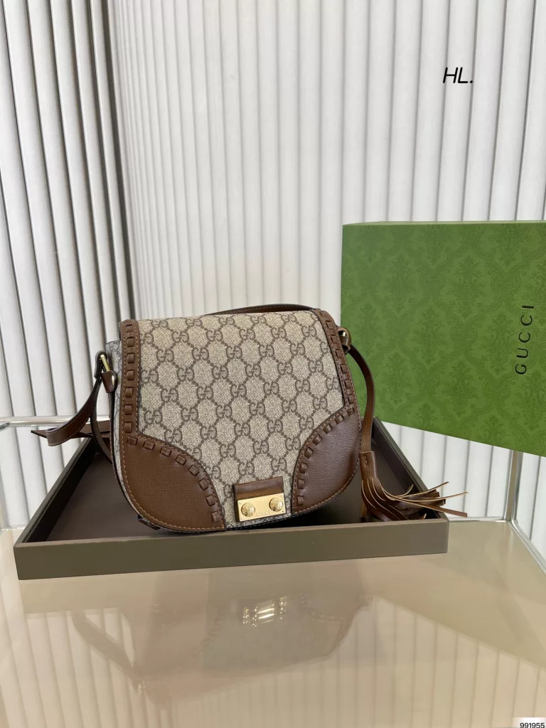 Gucci koozie saddle bag<br>Saddle-shaped silhouette<br>Any style can be mastered<br>The A and sassy feel of the style<br>Really stylish<br>Size 21 17