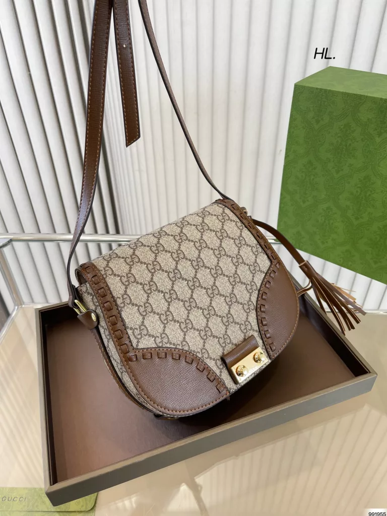 Gucci koozie saddle bag<br>Saddle-shaped silhouette<br>Any style can be mastered<br>The A and sassy feel of the style<br>Really stylish<br>Size 21 17