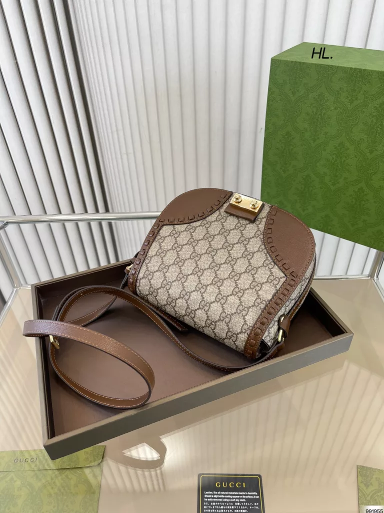 Gucci koozie saddle bag<br>Saddle-shaped silhouette<br>Any style can be mastered<br>The A and sassy feel of the style<br>Really stylish<br>Size 21 17