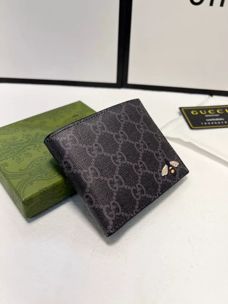 🎀Color Black Curry🎀Size 11x10🎀Model 451268🎀GUCCI's latest explosive print short clip wallet🐝Small bee shipped, official website synchronization🔥Hot debut🔥Exquisite handmade