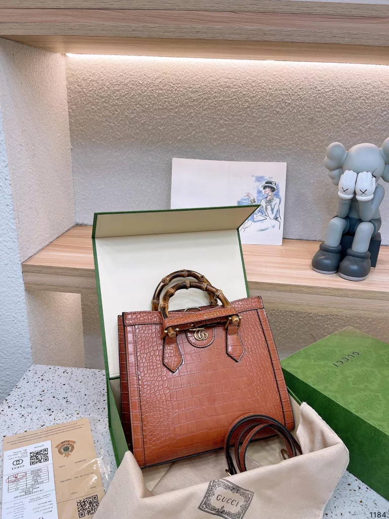 Coolidge big logo series bamboo handbag GucciDiana shopping bag latest series, this paragraph retro flavor is particularly strong, the effect on the body is also superb, mainly to exquisite special hardware to enhance the overall sense of quality 27 23cm with gift box 🎁