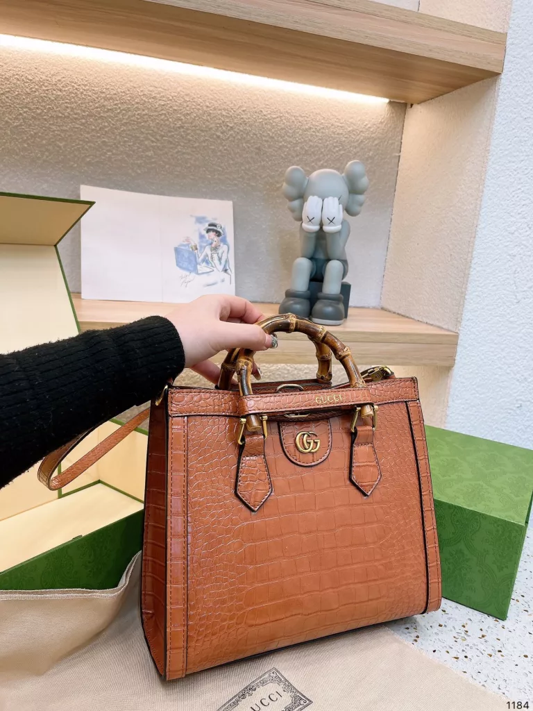 Coolidge big logo series bamboo handbag GucciDiana shopping bag latest series, this paragraph retro flavor is particularly strong, the effect on the body is also superb, mainly to exquisite special hardware to enhance the overall sense of quality 27 23cm with gift box 🎁