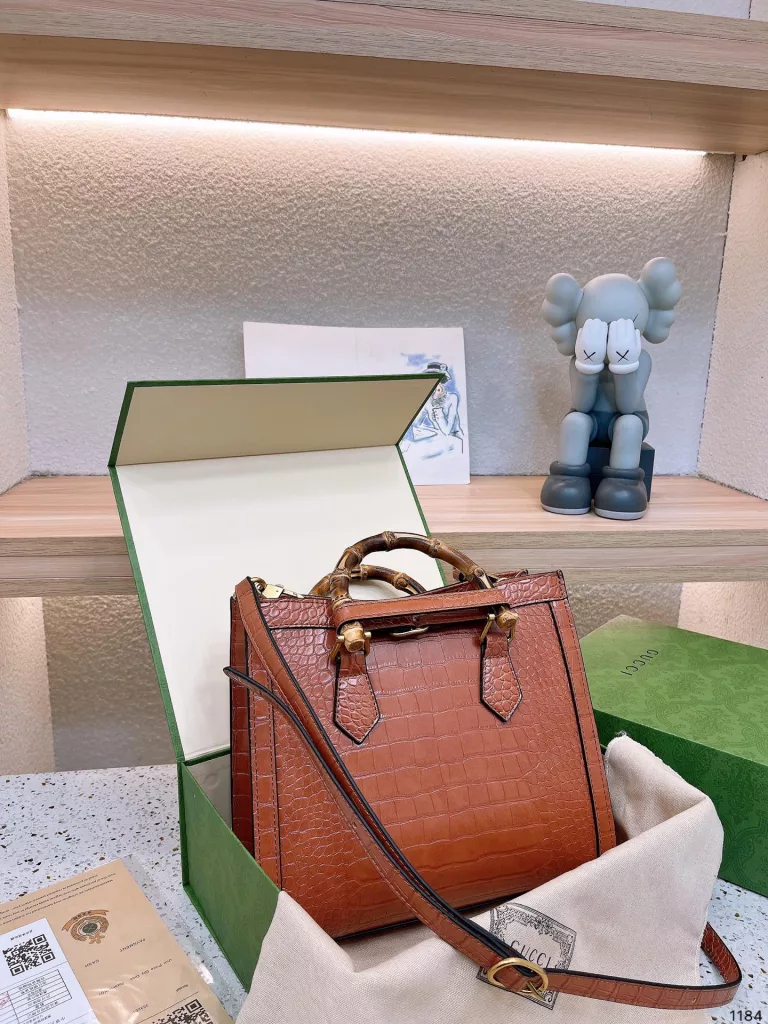 Coolidge big logo series bamboo handbag GucciDiana shopping bag latest series, this paragraph retro flavor is particularly strong, the effect on the body is also superb, mainly to exquisite special hardware to enhance the overall sense of quality 27 23cm with gift box 🎁