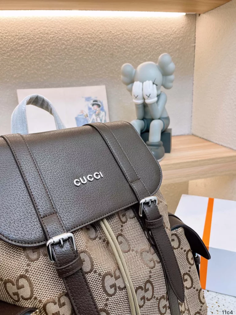 Gucci New Shoulder Bag Original Quality ⚠️ Finely crafted Gucci / Gucci classic tone accessories Gucci Gucci latest fire models Note ⚠️ details This shopping bag combines iconic patterns with classic prints This classic pairing shows a tribute to the origins of the Gucci brand Size 35 45cm