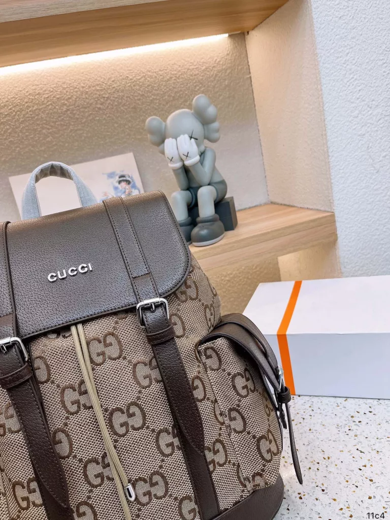 Gucci New Shoulder Bag Original Quality ⚠️ Finely crafted Gucci / Gucci classic tone accessories Gucci Gucci latest fire models Note ⚠️ details This shopping bag combines iconic patterns with classic prints This classic pairing shows a tribute to the origins of the Gucci brand Size 35 45cm