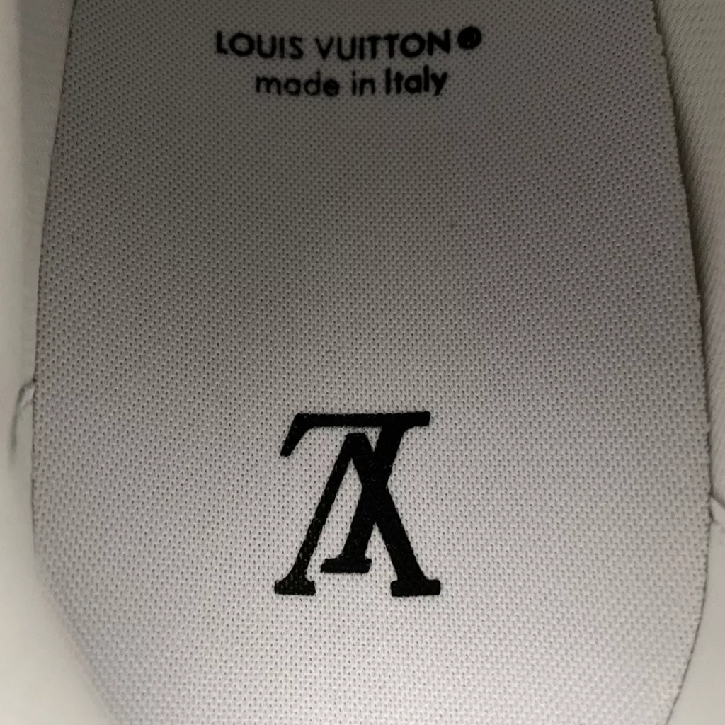 Louis Vuitton LV Trainer low-top casual board shoes new version of the original version purchased after two months of debugging development to build ZP level full set of packaging perfect last type correct card color outsole TPU mold fee 2W + to Please note that the distinction between the market currency size: 38 39 40 41 42 43 44 45