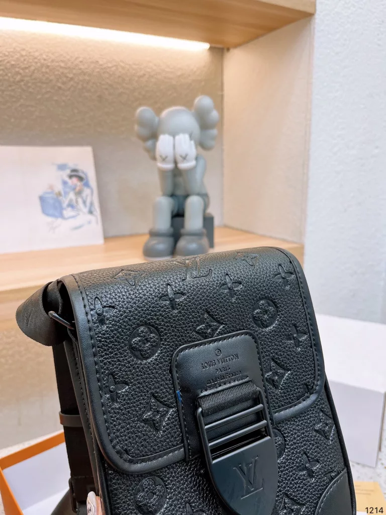 Iv new old flower cell phone bag recommended<br>Louis Vuitton S-lock Vertical Wearable<br>The new old flower s-lock small bag is also larger than expected, the upper body is very nice