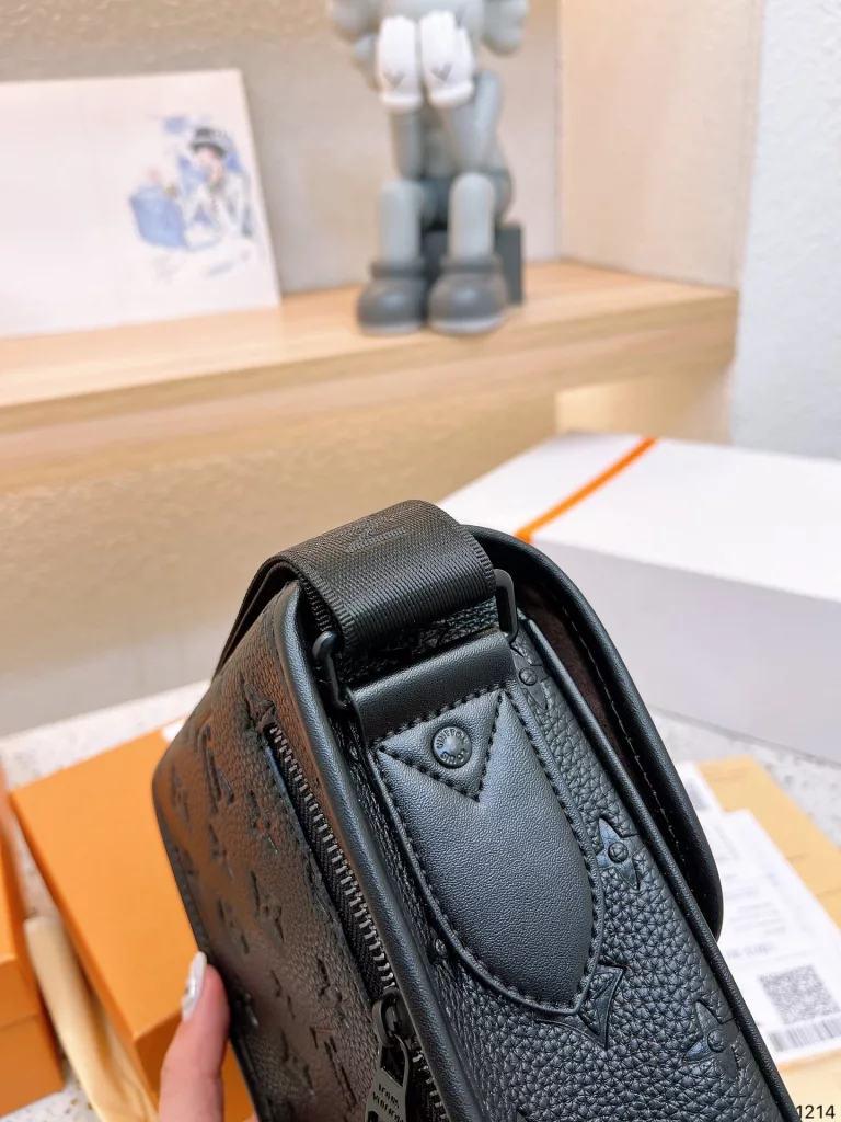 Iv new old flower cell phone bag recommended<br>Louis Vuitton S-lock Vertical Wearable<br>The new old flower s-lock small bag is also larger than expected, the upper body is very nice