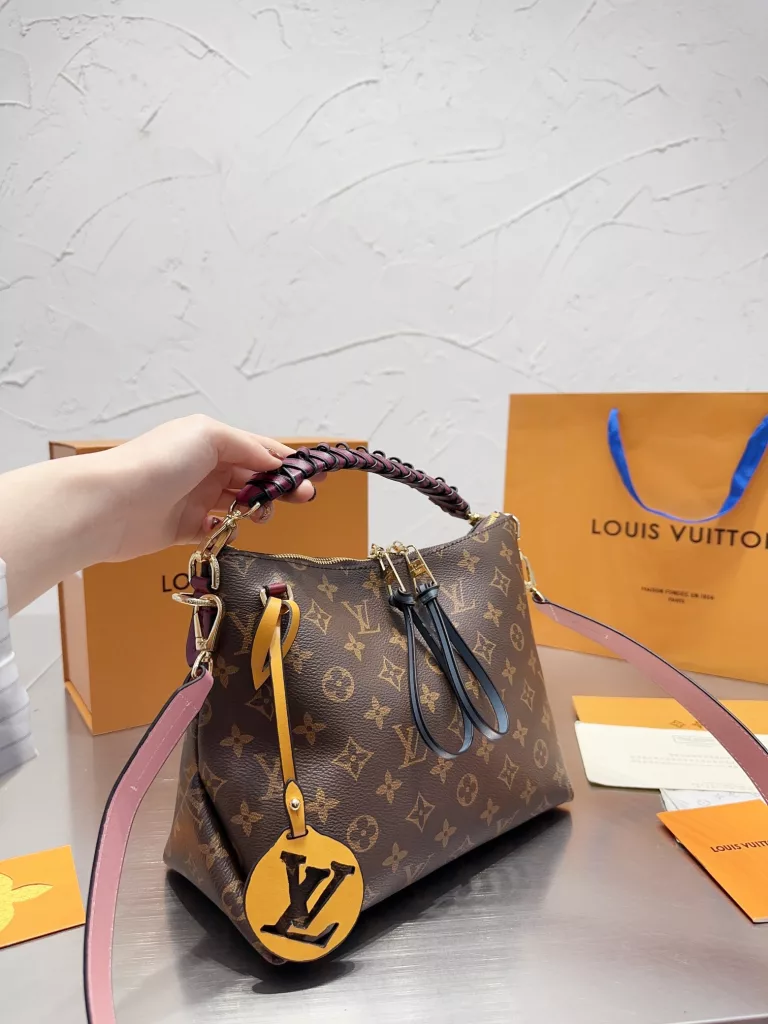 Cowhide version ⚡LouisVuitton Louis Vuitton 21 new hobo beaubourg woven handle mini bag cut from Monogram and Monogram Reverse canvas, romantic and spirited style of the new trendy work, the ideal accessory for daytime and dinner styling. Size: 26 22cm sealed package with gift box