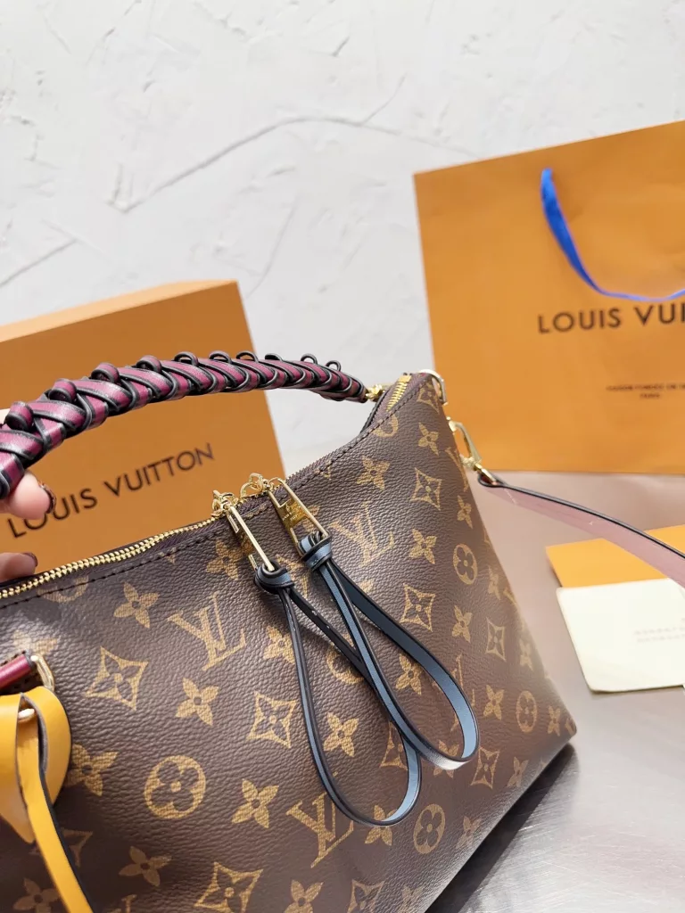 Cowhide version ⚡LouisVuitton Louis Vuitton 21 new hobo beaubourg woven handle mini bag cut from Monogram and Monogram Reverse canvas, romantic and spirited style of the new trendy work, the ideal accessory for daytime and dinner styling. Size: 26 22cm sealed package with gift box