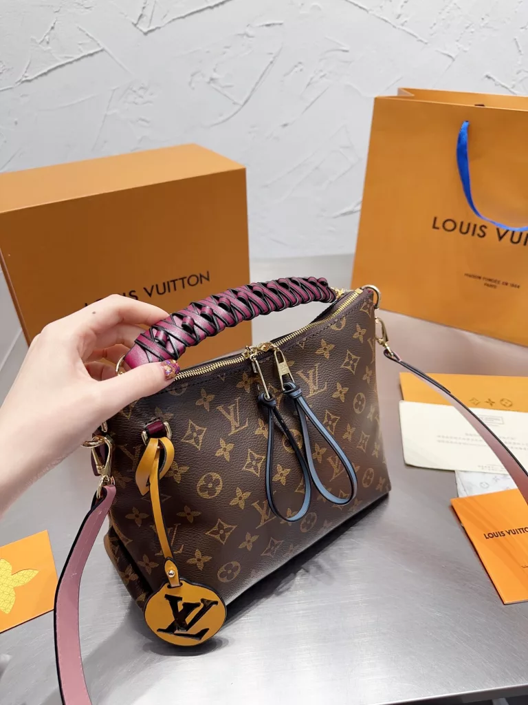 Cowhide version ⚡LouisVuitton Louis Vuitton 21 new hobo beaubourg woven handle mini bag cut from Monogram and Monogram Reverse canvas, romantic and spirited style of the new trendy work, the ideal accessory for daytime and dinner styling. Size: 26 22cm sealed package with gift box