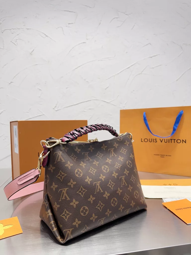 Cowhide version ⚡LouisVuitton Louis Vuitton 21 new hobo beaubourg woven handle mini bag cut from Monogram and Monogram Reverse canvas, romantic and spirited style of the new trendy work, the ideal accessory for daytime and dinner styling. Size: 26 22cm sealed package with gift box