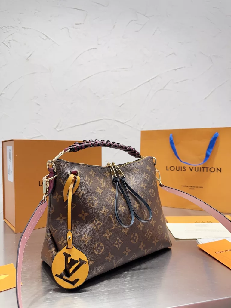 Cowhide version ⚡LouisVuitton Louis Vuitton 21 new hobo beaubourg woven handle mini bag cut from Monogram and Monogram Reverse canvas, romantic and spirited style of the new trendy work, the ideal accessory for daytime and dinner styling. Size: 26 22cm sealed package with gift box