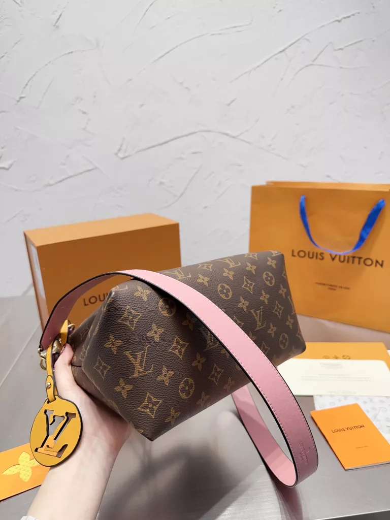 Cowhide version ⚡LouisVuitton Louis Vuitton 21 new hobo beaubourg woven handle mini bag cut from Monogram and Monogram Reverse canvas, romantic and spirited style of the new trendy work, the ideal accessory for daytime and dinner styling. Size: 26 22cm sealed package with gift box