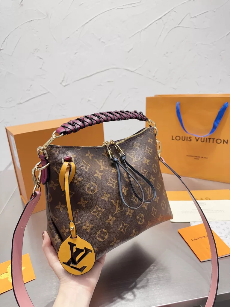 Cowhide version ⚡LouisVuitton Louis Vuitton 21 new hobo beaubourg woven handle mini bag cut from Monogram and Monogram Reverse canvas, romantic and spirited style of the new trendy work, the ideal accessory for daytime and dinner styling. Size: 26 22cm sealed package with gift box