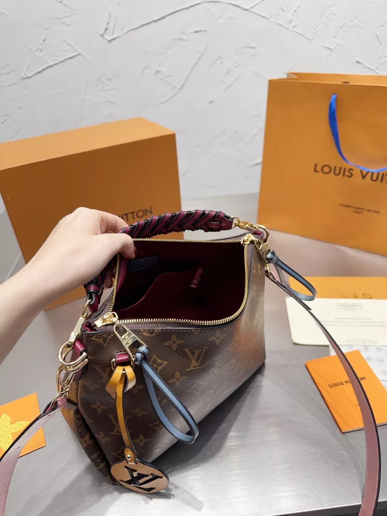 Cowhide version ⚡LouisVuitton Louis Vuitton 21 new hobo beaubourg woven handle mini bag cut from Monogram and Monogram Reverse canvas, romantic and spirited style of the new trendy work, the ideal accessory for daytime and dinner styling. Size: 26 22cm sealed package with gift box