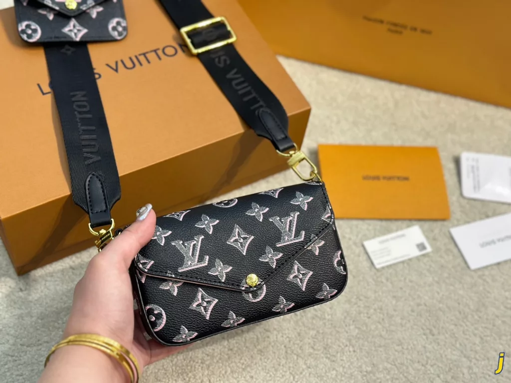 Louis Vuitton/Louis Vuitton<br>Clutch letter print 2-in-1<br>Shoulder / crossbody bag<br>Size 17cm